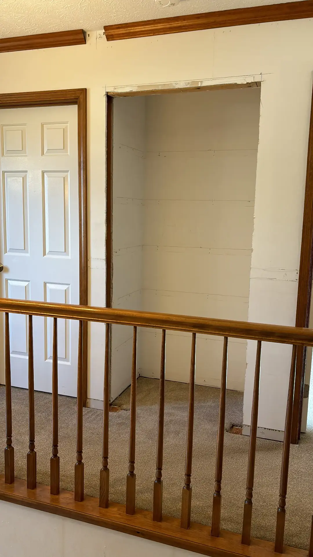 Railing area with open wall cavity